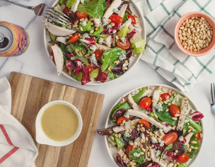 Saladas com molho de mostarda ao lado