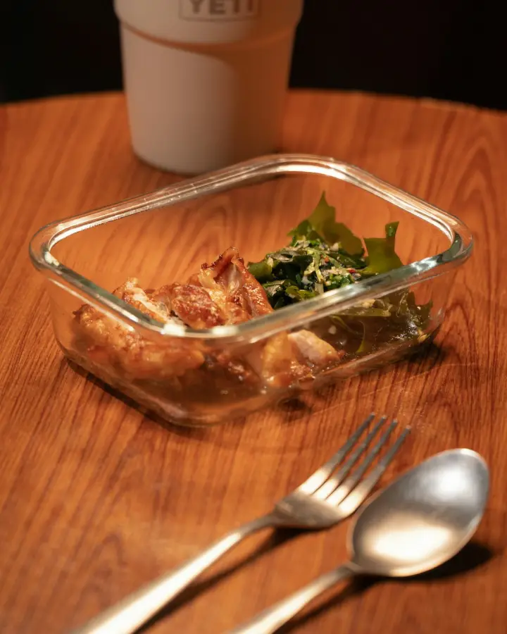 Salada em pote de vidro com tampa